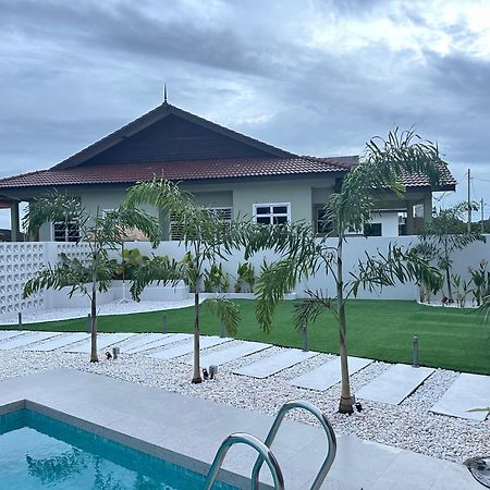 Home In Terengganu With Private Pool Kuala Terengganu Eksteriør billede