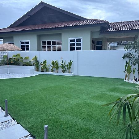 Home In Terengganu With Private Pool Kuala Terengganu Eksteriør billede